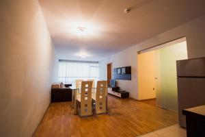 A television and/or entertainment centre at Aparthotel Marina Holiday Club - All Inclusive & Free Parking