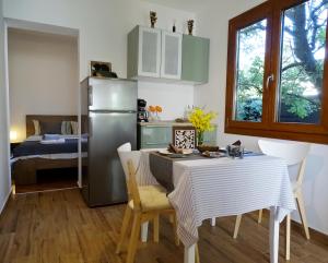 una cucina e una sala da pranzo con tavolo e frigorifero di App Sorgo a Novigrad Istria Altre 60 foto