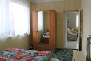 Posteľ alebo postele v izbe v ubytovaní Orwa apartmanok - Fenyőfa köz