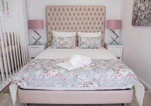 ナザレにあるReal Holidays Nazaréのベッドルーム1室(花の咲く大型ベッド1台付)