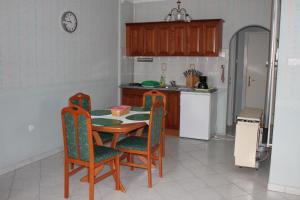 Kuchyňa alebo kuchynka v ubytovaní Orwa apartmanok - Fenyőfa köz