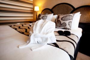 Ένα ή περισσότερα κρεβάτια σε δωμάτιο στο Carlton Oasis Hotel