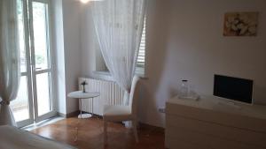 Televízia a/alebo spoločenská miestnosť v ubytovaní B&B Casa di Laura