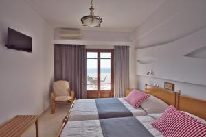 Łóżko lub łóżka w pokoju w obiekcie Irini's Rooms Fteoura