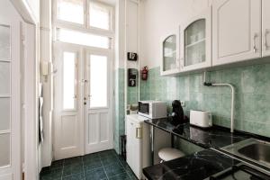 Kuchyň nebo kuchyňský kout v ubytování W2 Synagogue Apartment