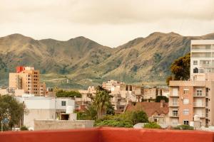 uma cidade com edifícios e montanhas ao fundo em Gran Hotel San Luis em San Luis