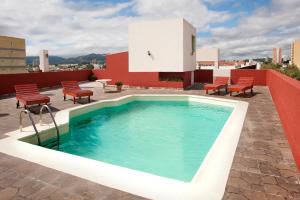 una piscina en la azotea de un edificio en Gran Hotel San Luis, en San Luis