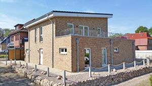 Kehrwieder No5 في هايليغنهافن: مبنى من الطوب مع شرفة فوقه