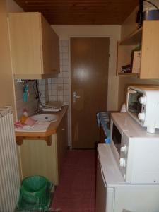 uma pequena cozinha com um lavatório e um frigorífico em Kalcherhof em Ramsau am Dachstein
