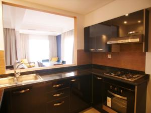 马拉喀什Jnane Gueliz的厨房配有黑色橱柜和水槽