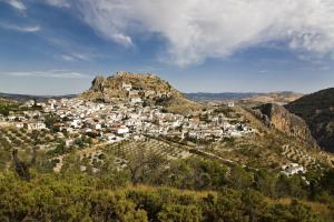 Une petite ville sur une colline dans les montagnes dans l'établissement Casa la Cabra, à Moclín