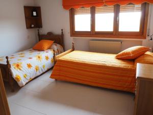 Ein Bett oder Betten in einem Zimmer der Unterkunft El Cerezo