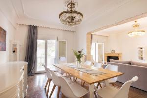 a dining room with a table and chairs at Despina House Ermones in Vátos