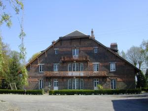a large brick building with a gambrel roof at Ferme de l'Abbaye in Dury