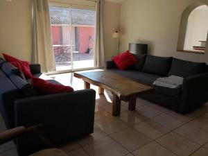 een woonkamer met een bank en een salontafel bij Domaine de l'Aumone in Agde