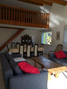 sala de estar con sofá y mesa de madera en Domaine de l'Aumone, en Agde