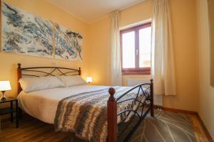een slaapkamer met een bed en een raam bij Casa Rafael 1 in Novigrad Istria +32 foto's