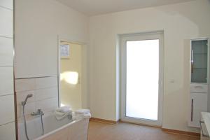 Kehrwieder No5 في هايليغنهافن: حمام مع دش وباب زجاجي +56 صورة