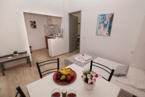 Pokój ze stołem i miską owoców w obiekcie Vasilakis Studios & Apartments w mieście Stalida +37 zdjęć