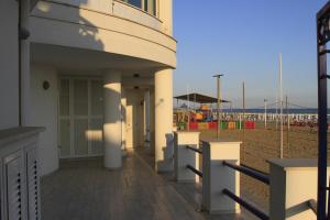 een balkon van een gebouw met het strand op de achtergrond bij Le Tre Caravelle in Nettuno