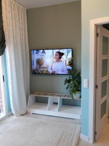 a living room with a flat screen tv on a wall at MAGNÍFICO APARTAMENTO JUNTO A LA PLAYA! in Altea