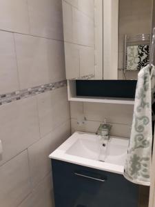 a white bathroom with a sink and a mirror at MAGNÍFICO APARTAMENTO JUNTO A LA PLAYA! in Altea