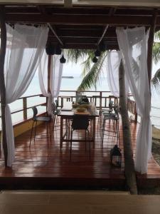 Balkón nebo terasa v ubytování Villa Naatang Bohol Beach House 1