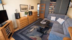Televízia a/alebo spoločenská miestnosť v ubytovaní Family Apartment - w cenie 4 rowery, plaża, łódka wiosłowa, kajak, rower wodny