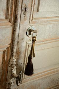 une porte avec une tarantule qui s'en sort dans l'établissement Le Petit Chateau, à Châteauneuf-de-Gadagne