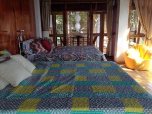 Postel nebo postele na pokoji v ubytování Villa Naatang Bohol Beach House 1