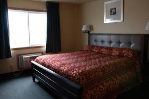Postel nebo postele na pokoji v ubytování East Grand Inn