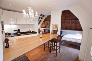 een keuken met een grote houten tafel en een bed bij Boutique Hotel-Restaurant "De Zwarte Boer" in Ermelo +25 foto's