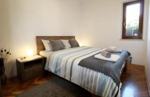 una camera da letto con un letto e un asciugamano sopra di App Sorgo a Novigrad Istria