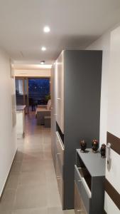 een woonkamer met een bank en een keuken bij Studio ZenAzur in Antibes