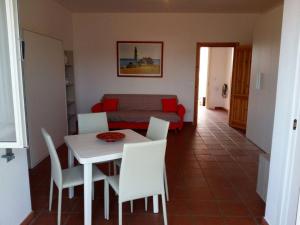 a living room with a table and chairs and a couch at Salento nel Cuore in Capilungo