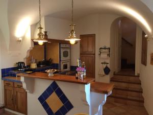 eine Küche mit Theke und Torbogen in der Unterkunft La Maison de Valentine in Jarjayes + 20 Fotos