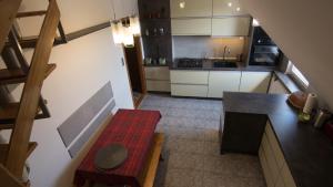 Kuchyňa alebo kuchynka v ubytovaní Family Apartment - w cenie 4 rowery, plaża, łódka wiosłowa, kajak, rower wodny