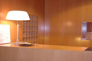 a wooden desk with a lamp on top of it at Nuria in Tarragona