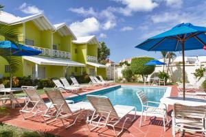 Piscina de la sau aproape de Bay Gardens Hotel