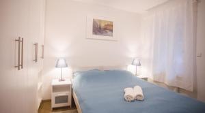una camera da letto con un letto con due asciugamani sopra di Apartments S&A a Zagabria Altre 72 foto