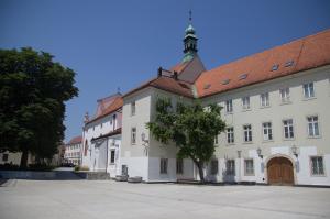 un grande edificio bianco con un tetto marrone di Apartments S&A a Zagabria
