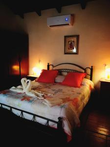 a bedroom with a bed with two swans on it at Casa Rural Cho Agustin in Erjos-El Tanque