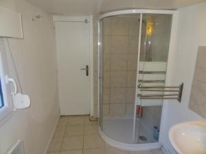 une salle de bain avec douche et lavabo dans l'établissement La Bethencouroise, à Béthencourt-sur-Mer 23 autres photos