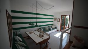 una sala de estar con una pared de rayas verdes y blancas en Apartment Portovenere, en Portovenere