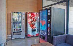 deux distributeurs automatiques de cocacola installés côte à côte dans l'établissement Travelodge Torrelaguna, à Madrid