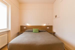 ベルガモにあるBelle Artiのベッドルーム1室(緑の枕が付いたベッド1台付)