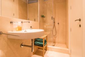 貝加莫的住宿－Belle Arti，一间带水槽和淋浴的浴室