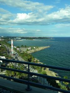 balcone con vista sull'oceano. di Crowne Plaza Santo Domingo, an IHG Hotel a Santo Domingo