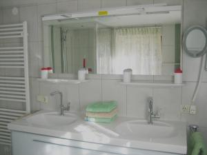 ハイリゲンブルートにあるFerienhaus Ebnerleのバスルーム(洗面台2台、鏡付)