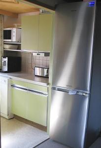 ハイリゲンブルートにあるFerienhaus Ebnerleの- ステンレス製の冷蔵庫付きの小さなキッチン